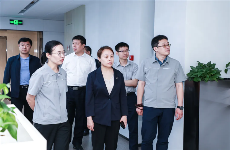 2023年5月15日，河北建材职业技术学院党委书记张明莉一行到AG尊龙凯时北京集团进行校企合作交流。